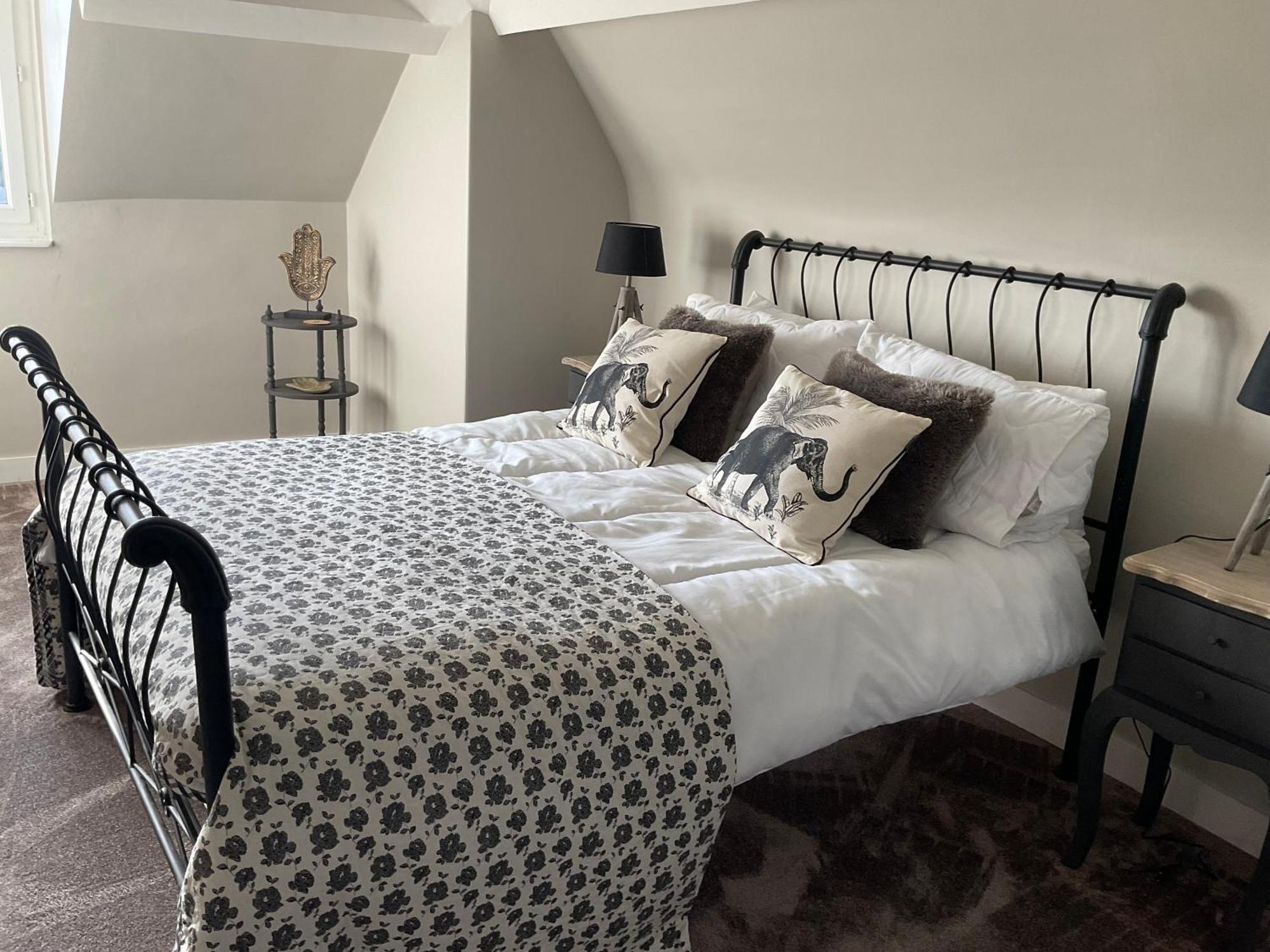 Le Bourg Bed & Breakfast Asnieres-en-Bessin Exterior photo